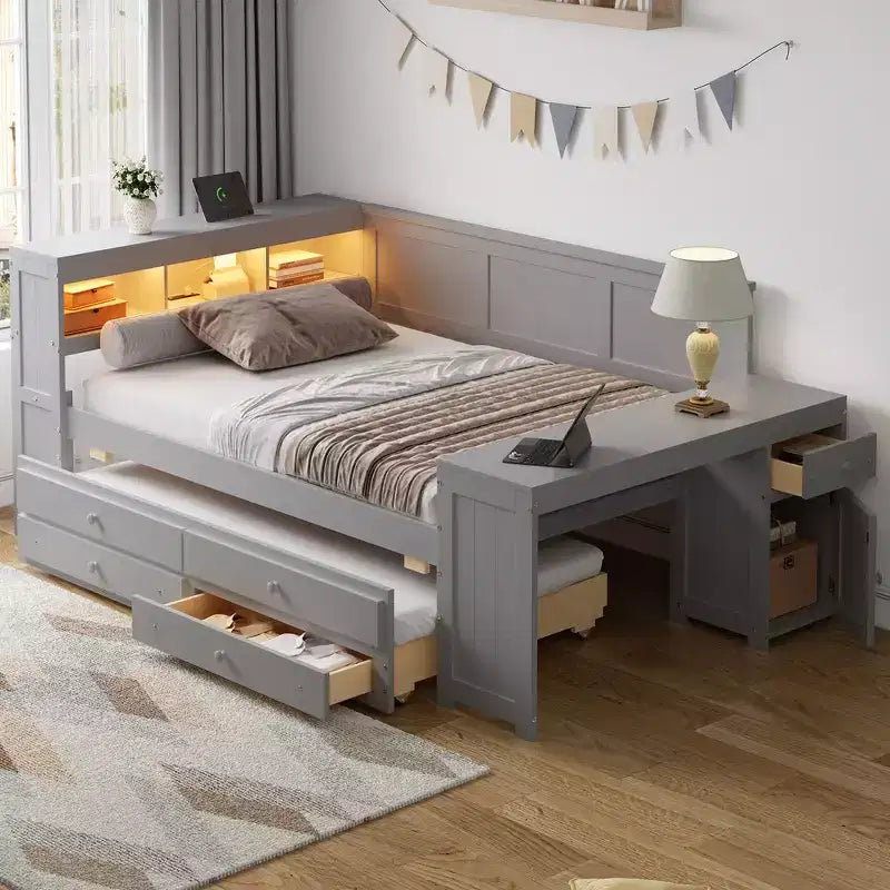 Lit plateforme, bureau avec étagères et tiroirs de rangement, et armoires
