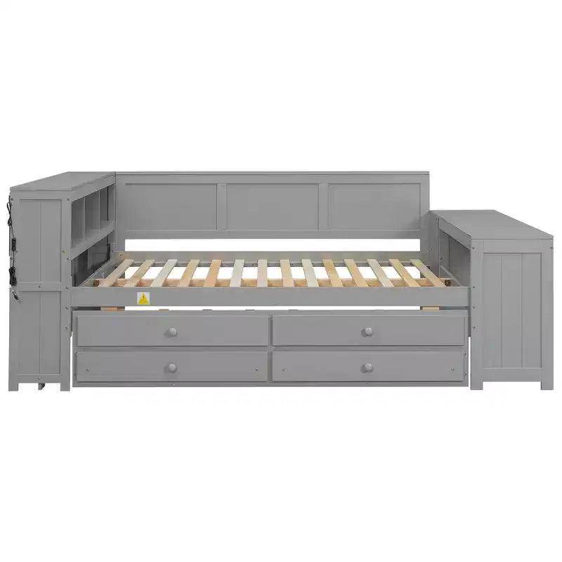 Lit plateforme, bureau avec étagères et tiroirs de rangement, et armoires