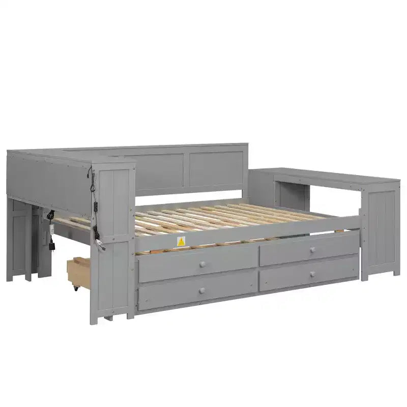 Lit plateforme, bureau avec étagères et tiroirs de rangement, et armoires