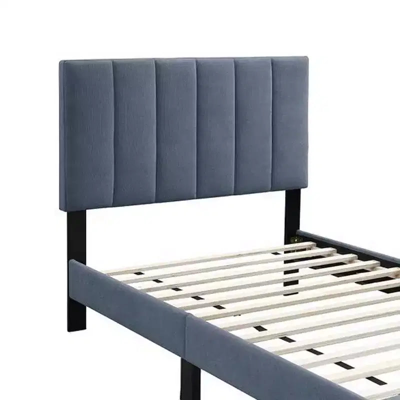 Grand lit, fait d'un doux tissu de lin matelassé gris anthracite