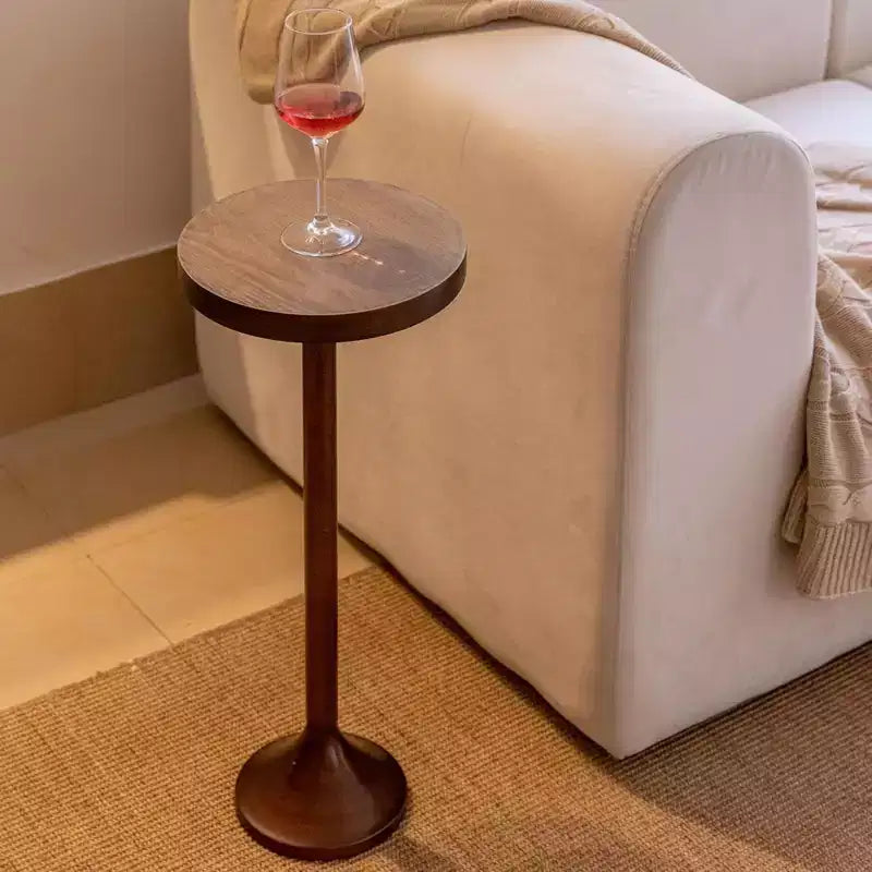 Petite table d'appoint à base étroite