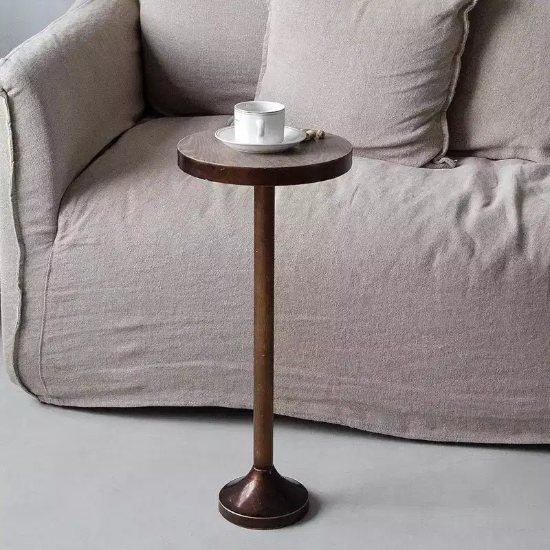 Petite table d'appoint à base étroite
