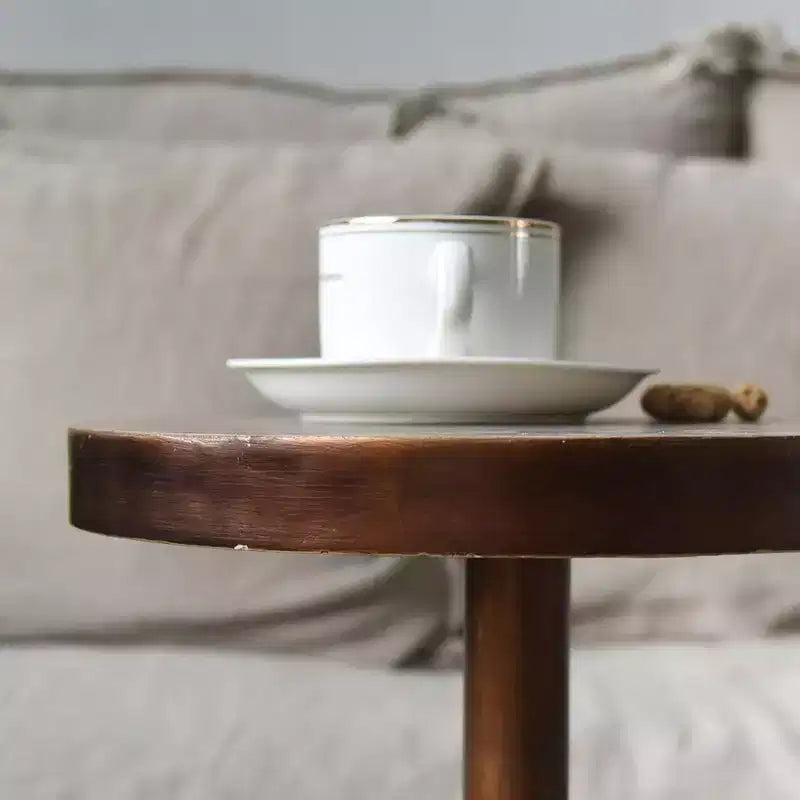 Petite table d'appoint à base étroite